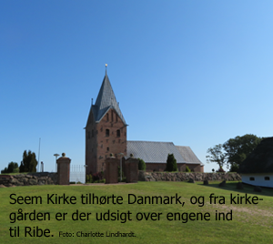 Seem Kirke tilhørte Danmark, og fra kirkegården er der udsigt over engene ind til Ribe. Foto: Charlotte Lindhardt.